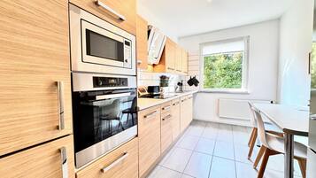 KĂŒhlschrank, Mikrowelle, Ofen, Herdplatte