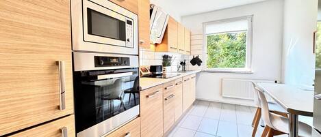 Kjøleskap, mikrobølgeovn, ovn og kokeplater