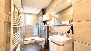 Een douche, een haardroger, handdoeken, zeep