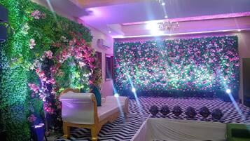 Relax in style with a plush sofa and enjoy live performances in this beautifully decorated space.