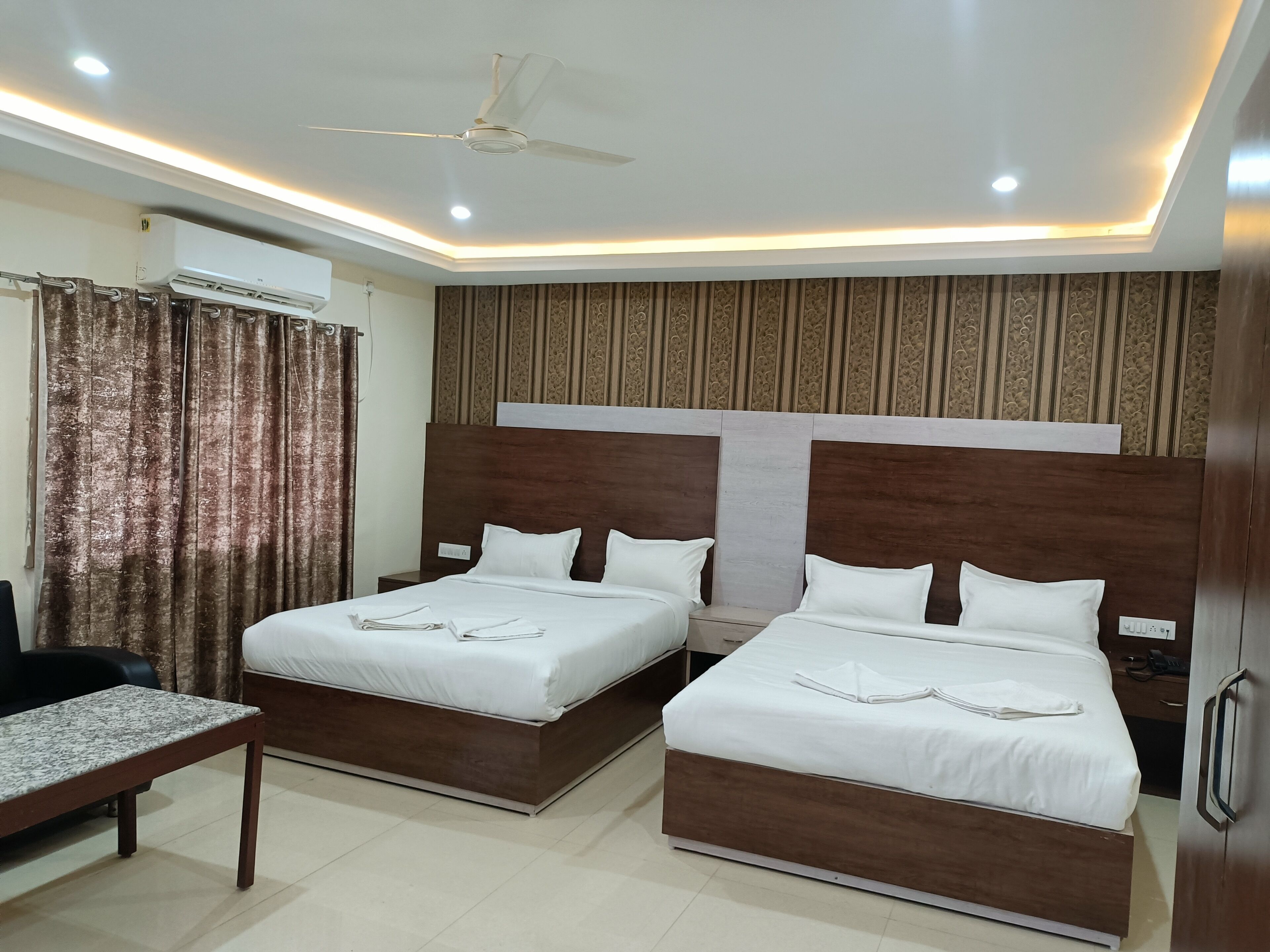 Colchones con pillow-top, muebles diferentes y escritorio 