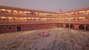 A courtyard with a central fountain, surrounded by multiple balconies and arched windows. - Hotel Rajwada Palace (Nivari)