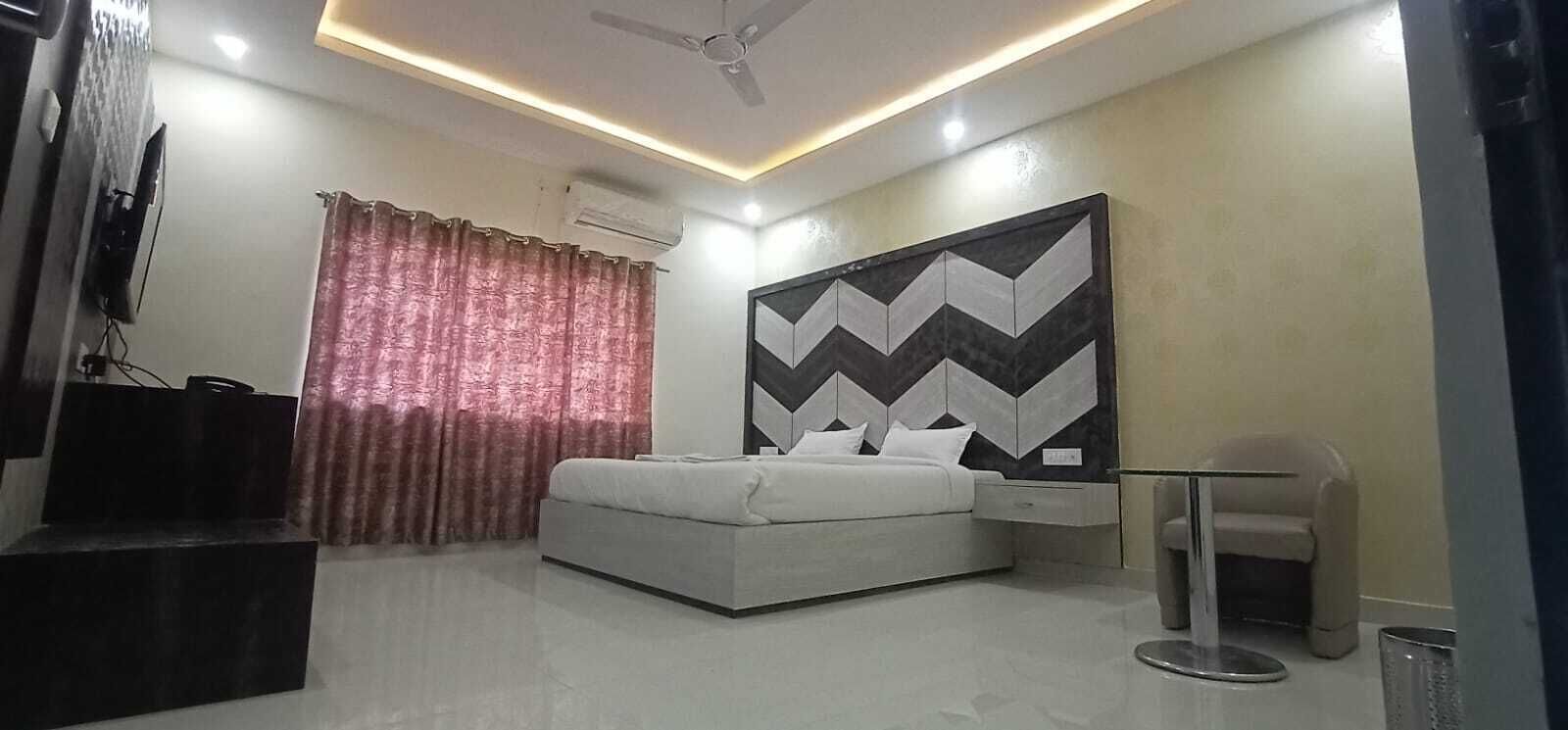 Colchones con pillow-top, muebles diferentes y escritorio 