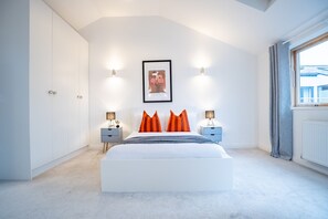Luxury Apartment, 4 Bedrooms, Courtyard View | 4 bedrooms, laptop workspace, iron/ironing board, free WiFi - 4 Bed Modern Home Balcony & Free Parking (Birmingham)