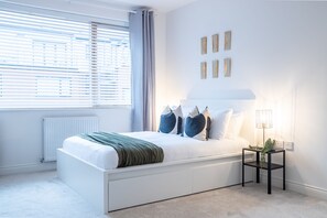 Luxury Apartment, 4 Bedrooms, Courtyard View | 4 bedrooms, laptop workspace, iron/ironing board, free WiFi - 4 Bed Modern Home Balcony & Free Parking (Birmingham)