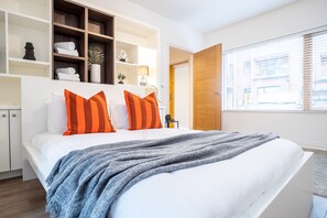 Luxury Apartment, 4 Bedrooms, Courtyard View | 4 bedrooms, laptop workspace, iron/ironing board, free WiFi - 4 Bed Modern Home Balcony & Free Parking (Birmingham)