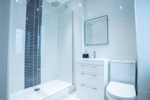 Luxury Apartment, 4 Bedrooms, Courtyard View | Bathroom