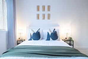 Luxury Apartment, 4 Bedrooms, Courtyard View | 4 bedrooms, laptop workspace, iron/ironing board, free WiFi - 4 Bed Modern Home Balcony & Free Parking (Birmingham)