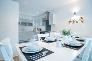 Luxury Apartment, 4 Bedrooms, Courtyard View | In-room dining - 4 Bed Modern Home Balcony & Free Parking (Birmingham)