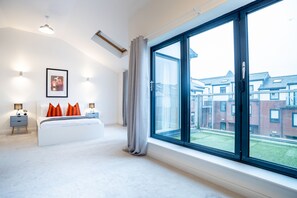 Luxury Apartment, 4 Bedrooms, Courtyard View | 4 bedrooms, laptop workspace, iron/ironing board, free WiFi - 4 Bed Modern Home Balcony & Free Parking (Birmingham)