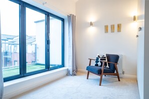 Luxury Apartment, 4 Bedrooms, Courtyard View | 4 bedrooms, laptop workspace, iron/ironing board, free WiFi - 4 Bed Modern Home Balcony & Free Parking (Birmingham)