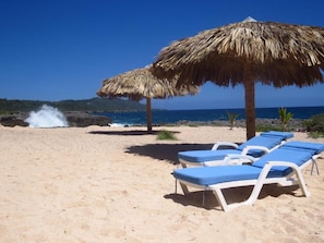 Camastros y toallas de playa