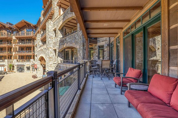 Outdoor dining - Great Bear Lodge 206 - Spacious 4 Bedroom (Truckee)