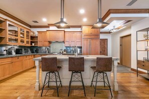 Microwave, stovetop, dishwasher, coffee/tea maker - Great Bear Lodge 206 - Spacious 4 Bedroom (Truckee)