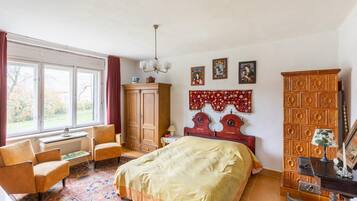 3 bedrooms, bed sheets