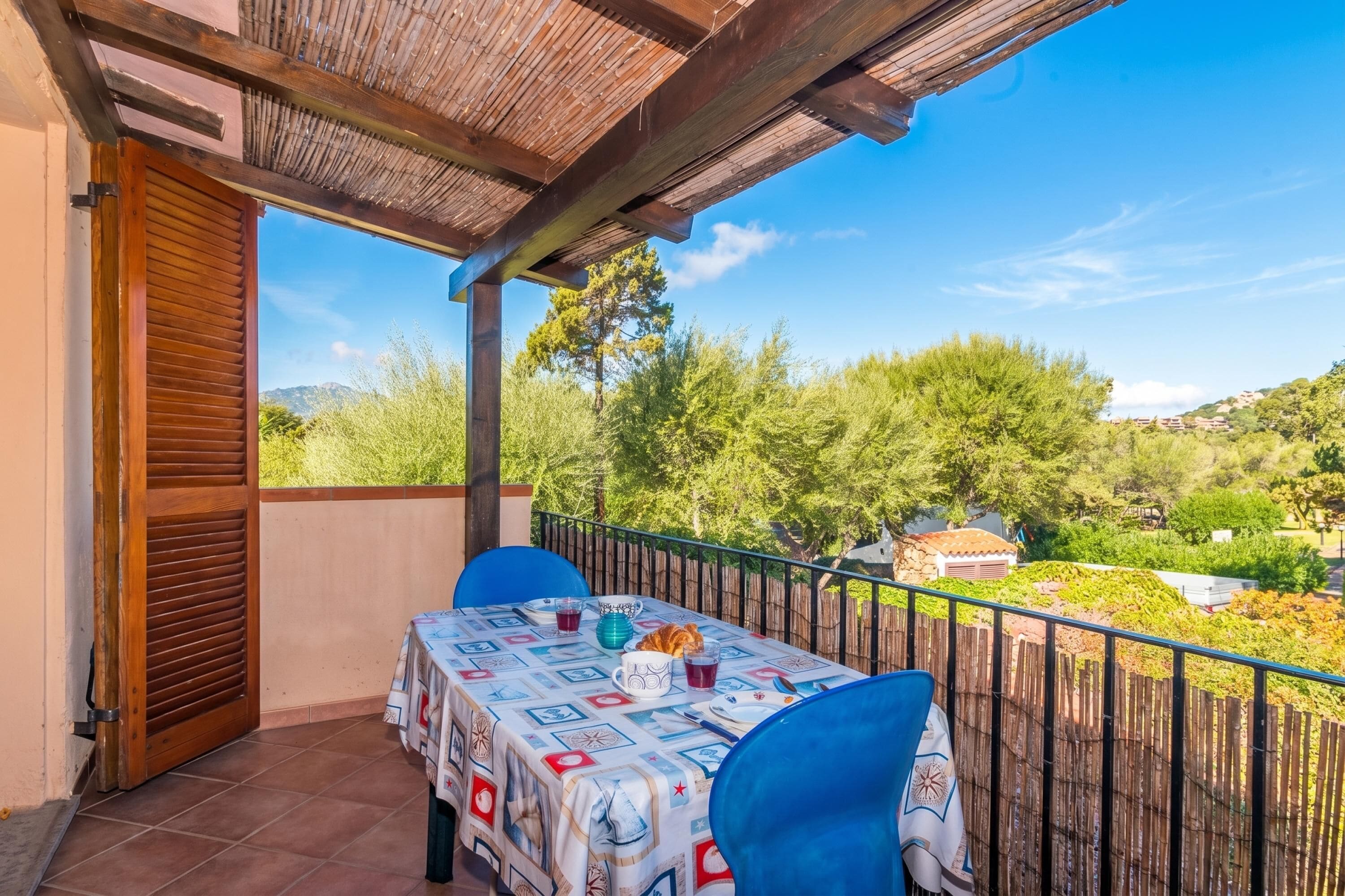 Family Apartment, Multiple Bedrooms (Casa Emozione With Shared Pool) | Outdoor dining