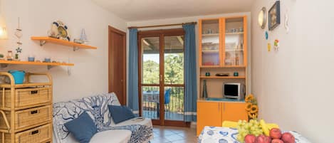 Căn hộ dành cho gia đình, nhiều phòng ngủ (Casa Emozione With Shared Pool) | Khu phòng khách | TV màn hình phẳng 21-inch có truyền hình cáp