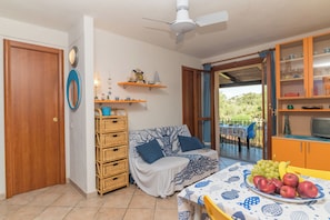 Familienapartment, Mehrere Schlafzimmer (Casa Emozione With Shared Pool) | Wohnzimmer | 21-Zoll-Flachbildfernseher mit Kabelempfang