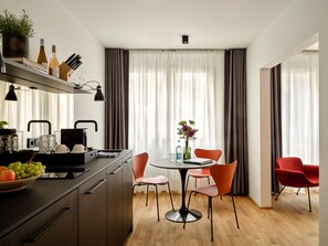 One Bedroom Apartment | 起居區 | 55-吋電視，提供有線頻道