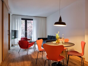 Two Bedroom Apartment | 客廳 | 55 吋電視連有線電視頻道