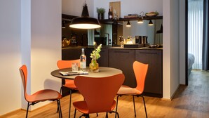 A modern kitchen with a dining area. - Boston Apartments HH (Hamburg)