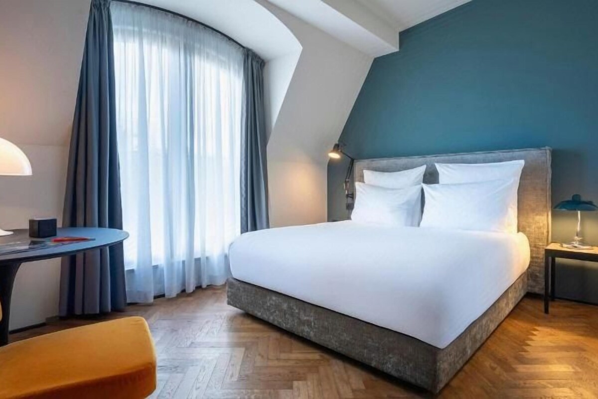Hypo-allergenic bedding available, soundproofing, WiFi (free)