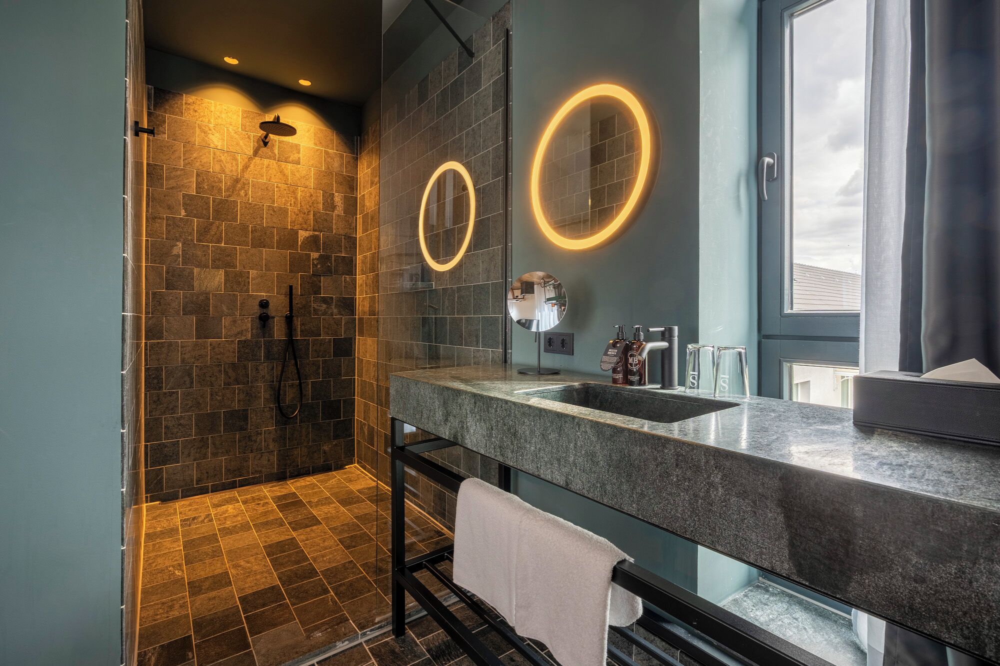 sly courtyard | Badezimmer | Designer-Toilettenartikel, Haartrockner, Bademäntel, Hausschuhe