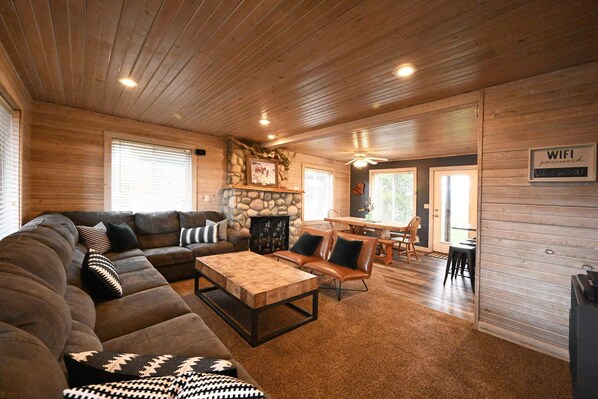 Televisio, takka, työhuone