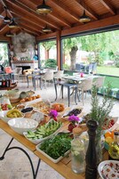 Free daily buffet breakfast