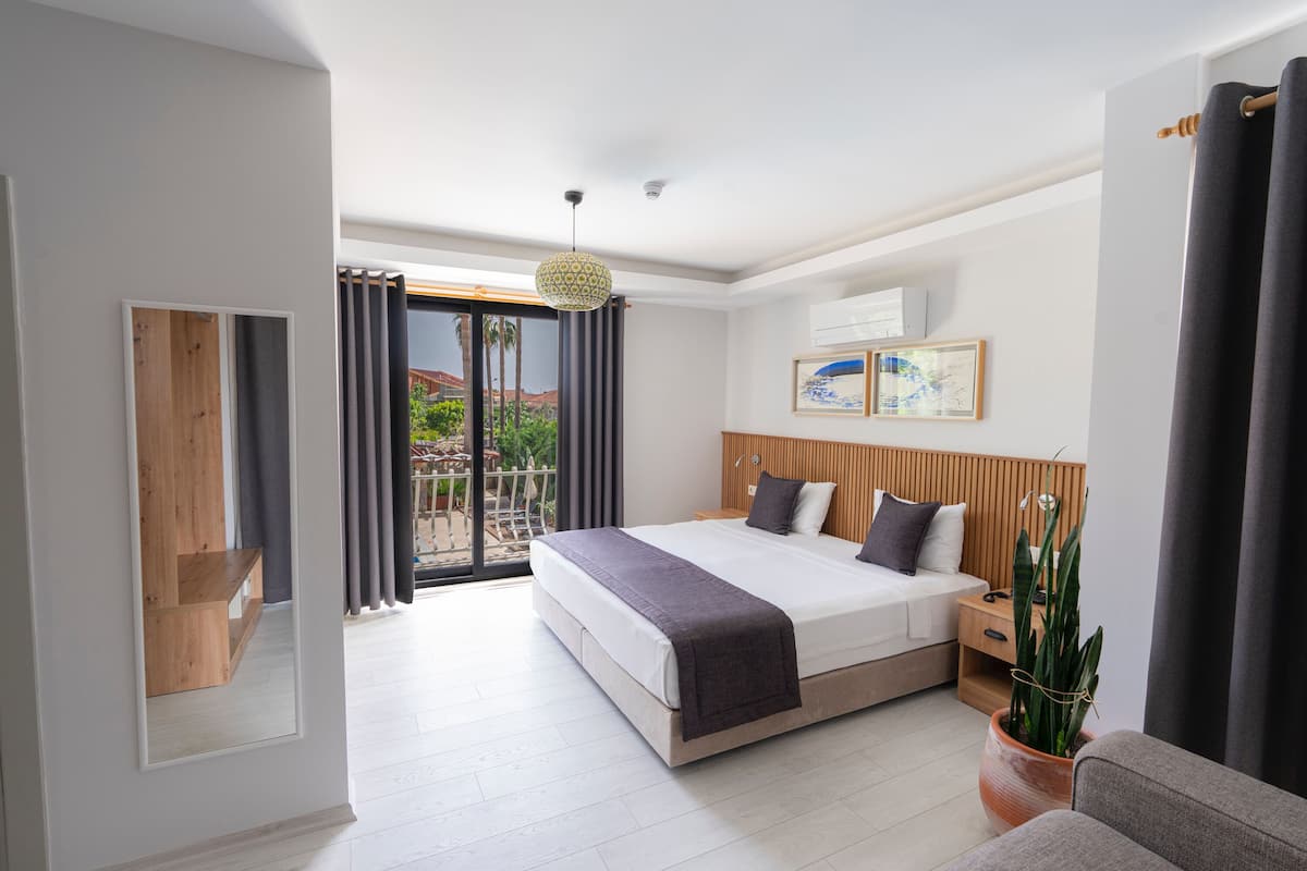 Elite Double or Twin Room | Bar mini, peti besi dalam bilik, meja, ruang kerja komputer riba