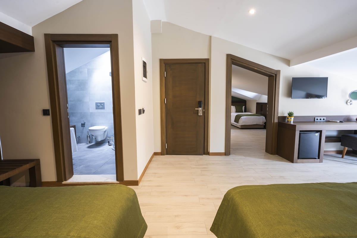 Suite Family | Bar mini, peti besi dalam bilik, meja, ruang kerja komputer riba