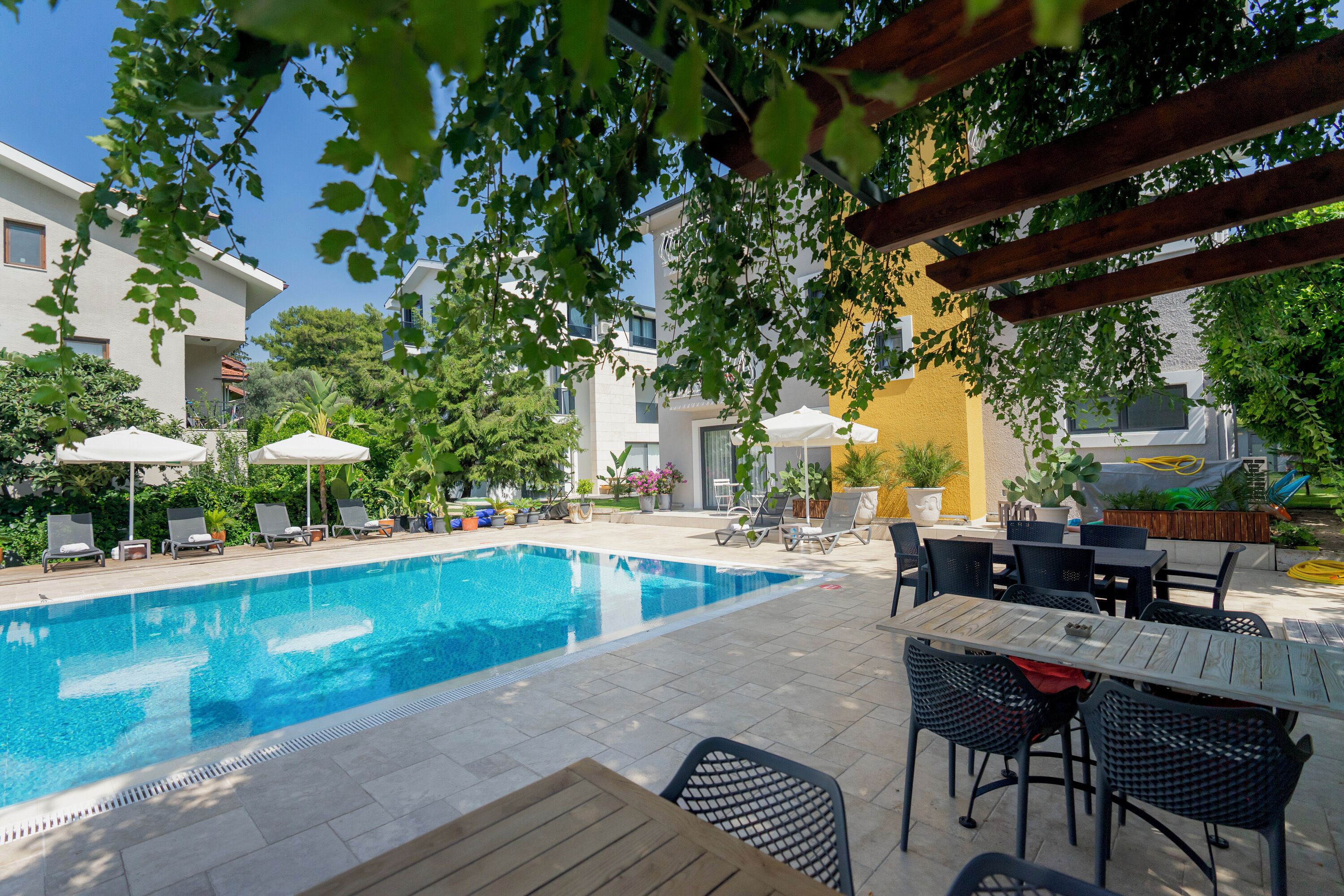 Una piscina al aire libre de temporada
