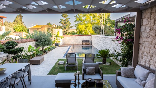 An outdoor patio area with a pool, seating, and greenery. - Zena Hotel Alaçatı Adults Only (Cesme)