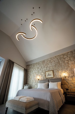 Premium-Studiosuite, Nichtraucher, Buchtblick | Hochwertige Bettwaren, Daunenbettdecken, Tempur-Pedic-Betten, Minibar