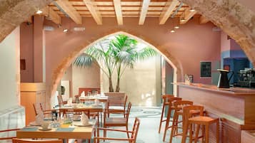 Petit déjeuner buffet servi tous les jours en supplément