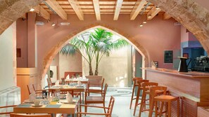 Päivittäinen buffetaamiainen (12 EUR per henkilö)