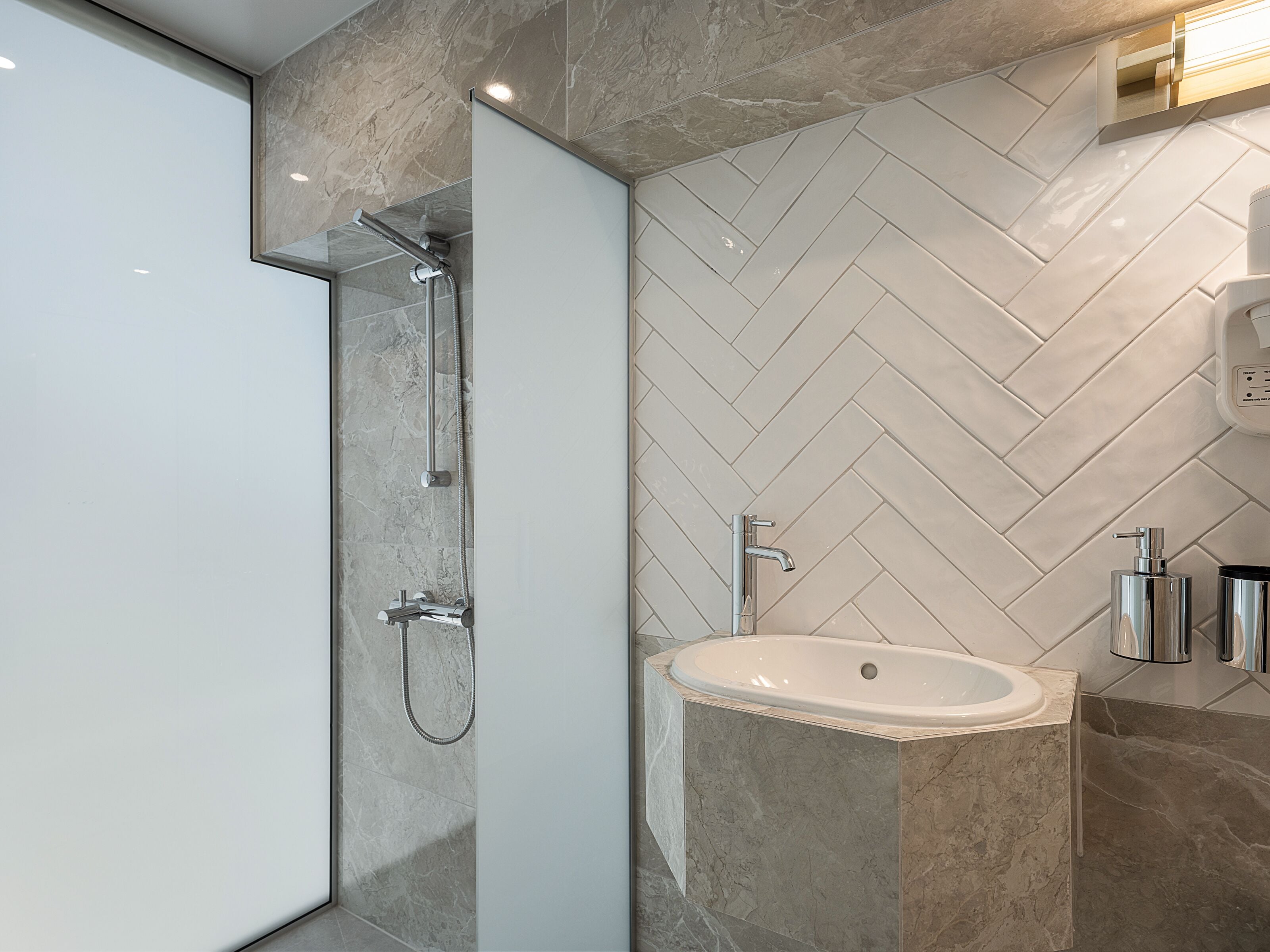 Ein modernes Badezimmer mit einer begehbaren Dusche, einer freistehenden Badewanne und einem Waschtisch.