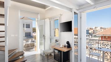 Deluxe Suite, Sea View | Balcony