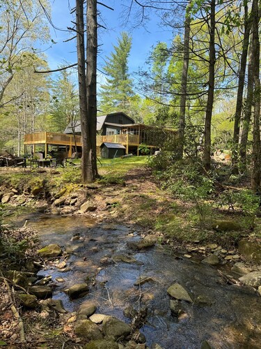  Luxury Bohemian Lodge on Coker Creek w Oversized Hot Tub & Outdoor Fire Tables