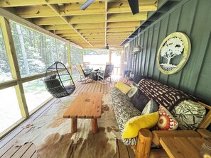 Smart TV, chimenea, tenis de mesa y libros 