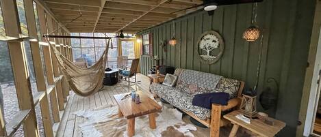 Smart TV, chimenea, tenis de mesa y libros