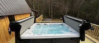 Private Creekside Luxury Bohemian Lodge on Coker Creek with Oversized Hot Tub