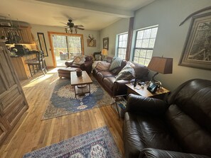 Een smart-tv, een open haard, een tafeltennistafel en boeken