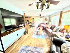 Smart TV, chimenea, tenis de mesa y libros 