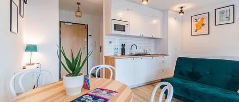 Basic Studio Suite | Iron/ironing board, bed sheets