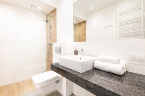 Familie appartement, 1 slaapkamer, balkon, uitzicht op rivier | Badkamer | Een haardroger, handdoeken, zeep, shampoo
