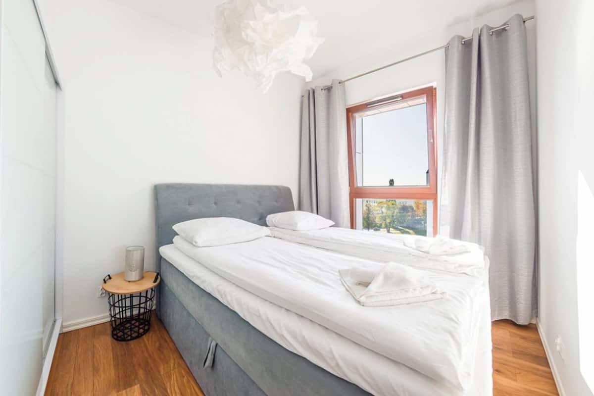 Familienapartment, 1 Schlafzimmer, Balkon, Flussblick | 1 Schlafzimmer, Allergikerbettwaren, Bügeleisen/Bügelbrett