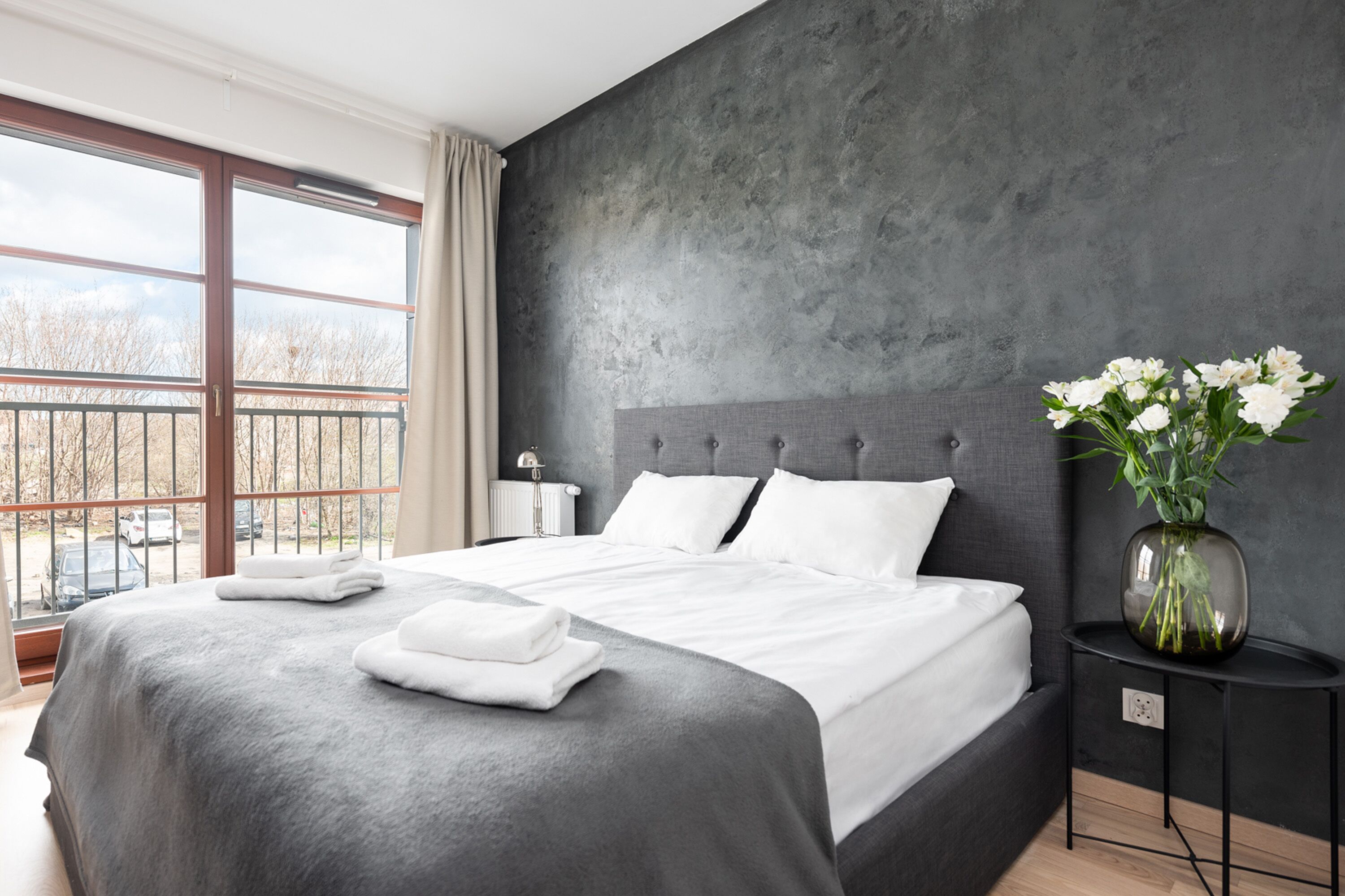 ملاءات للفراش لا تسبب الحساسية ومكواة/لوح كي وأسرّة قابلة للطي