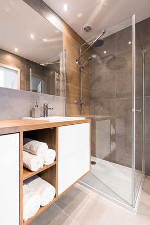 Family Apartment, 1 Bedroom, River View | Bathroom - Flatbook City Center SPA Apartments (Gdansk)