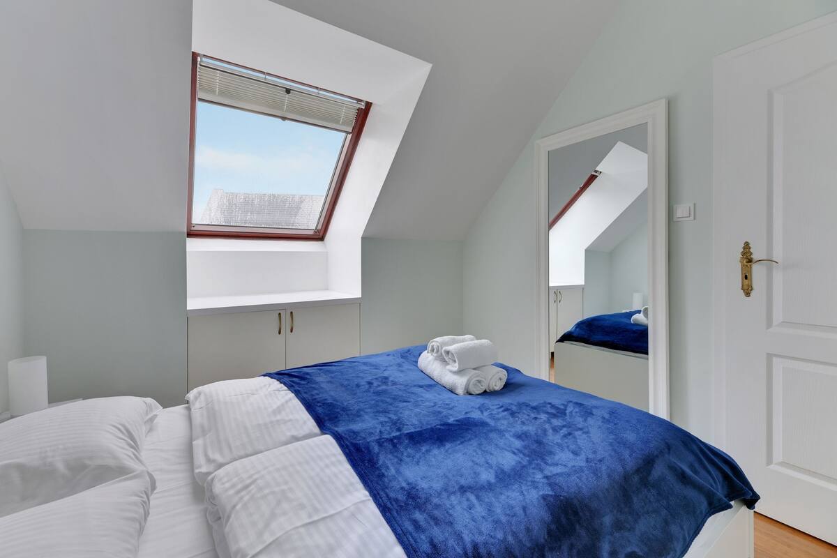 Classic-Apartment, 1 Schlafzimmer, Balkon, Flussblick | 1 Schlafzimmer, Allergikerbettwaren, Bügeleisen/Bügelbrett